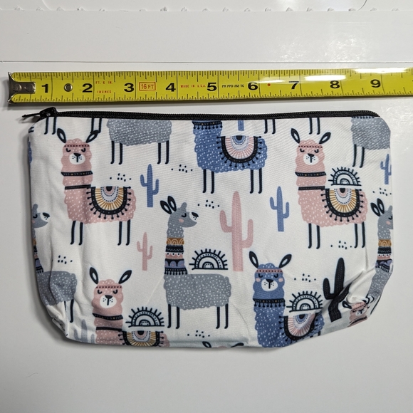 Cosmetic bag llama design - Picture 3 of 4